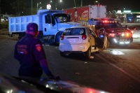 20210422. Tuxtla G. Un fuerte accidente es ocasionado por un volteo en la entrada oriente de la ciudad donde se involucra un vehículo compacto