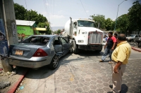 Un accidente vial involucro a un vehiculo particular y un camión de una constructora en la calle central norte de esta ciudad. Las obras viales y la imprudencia de los conductores dejo un saldo de dos personas golpeadas quienes fueron atendidos por volunt
