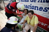 Un accidente vial involucro a un vehiculo particular y un camión de una constructora en la calle central norte de esta ciudad. Las obras viales y la imprudencia de los conductores dejo un saldo de dos personas golpeadas quienes fueron atendidos por volunt Un accidente vial involucro a un vehiculo particular y un camión de una constructora en la calle central norte de esta ciudad. Las obras viales y la imprudencia de los conductores dejo un saldo de dos personas golpeadas quienes fueron atendidos por volunt