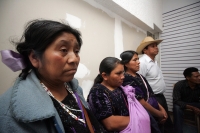 Lunes 20 de diciembre. Los familiares de los aún presos del caso Acteal y los indígenas liberados en los meses pasados hablan sobre la situación de las comunidades de Chenalho y solicitan a las autoridades la ayuda de las autoridades para la reconciliació