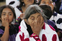 Miércoles 22 de diciembre. (40 fotos) Indígenas tsotsiles de las diferentes regiones de los altos de Chiapas, participan en la procesión entre las comunidades de San Pedro Chenalho hacia Acteal donde se realizo la celebración eucarística al cumplirse 13 a