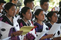 Miércoles 22 de diciembre.  (40 fotos) Indígenas  tsotsiles de las diferentes regiones de los altos de Chiapas, participan en la procesión entre las comunidades de San Pedro Chenalho hacia Acteal donde se realizo la celebración eucarística al cumplirse 13