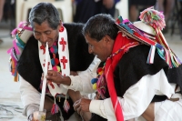 Miércoles 22 de diciembre.  (40 fotos) Indígenas  tsotsiles de las diferentes regiones de los altos de Chiapas, participan en la procesión entre las comunidades de San Pedro Chenalho hacia Acteal donde se realizo la celebración eucarística al cumplirse 13