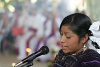 Miércoles 22 de diciembre.  (40 fotos) Indígenas  tsotsiles de las diferentes regiones de los altos de Chiapas, participan en la procesión entre las comunidades de San Pedro Chenalho hacia Acteal donde se realizo la celebración eucarística al cumplirse 13