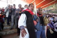 Miércoles 22 de diciembre.  (40 fotos) Indígenas  tsotsiles de las diferentes regiones de los altos de Chiapas, participan en la procesión entre las comunidades de San Pedro Chenalho hacia Acteal donde se realizo la celebración eucarística al cumplirse 13
