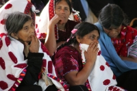 Miércoles 22 de diciembre.  (40 fotos) Indígenas  tsotsiles de las diferentes regiones de los altos de Chiapas, participan en la procesión entre las comunidades de San Pedro Chenalho hacia Acteal donde se realizo la celebración eucarística al cumplirse 13