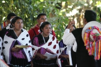 Miércoles 22 de diciembre.  (40 fotos) Indígenas  tsotsiles de las diferentes regiones de los altos de Chiapas, participan en la procesión entre las comunidades de San Pedro Chenalho hacia Acteal donde se realizo la celebración eucarística al cumplirse 13