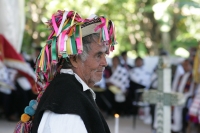 Miércoles 22 de diciembre.  (40 fotos) Indígenas  tsotsiles de las diferentes regiones de los altos de Chiapas, participan en la procesión entre las comunidades de San Pedro Chenalho hacia Acteal donde se realizo la celebración eucarística al cumplirse 13