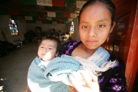 Miércoles 22 de diciembre.  (40 fotos) Indígenas  tsotsiles de las diferentes regiones de los altos de Chiapas, participan en la procesión entre las comunidades de San Pedro Chenalho hacia Acteal donde se realizo la celebración eucarística al cumplirse 13