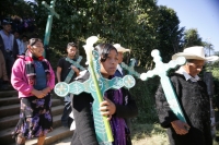 Miércoles 22 de diciembre.  (40 fotos) Indígenas  tsotsiles de las diferentes regiones de los altos de Chiapas, participan en la procesión entre las comunidades de San Pedro Chenalho hacia Acteal donde se realizo la celebración eucarística al cumplirse 13