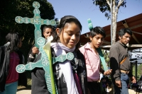 Miércoles 22 de diciembre.  (40 fotos) Indígenas  tsotsiles de las diferentes regiones de los altos de Chiapas, participan en la procesión entre las comunidades de San Pedro Chenalho hacia Acteal donde se realizo la celebración eucarística al cumplirse 13