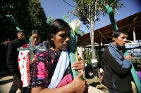 Miércoles 22 de diciembre.  (40 fotos) Indígenas  tsotsiles de las diferentes regiones de los altos de Chiapas, participan en la procesión entre las comunidades de San Pedro Chenalho hacia Acteal donde se realizo la celebración eucarística al cumplirse 13