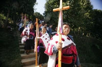 Miércoles 22 de diciembre.  (40 fotos) Indígenas  tsotsiles de las diferentes regiones de los altos de Chiapas, participan en la procesión entre las comunidades de San Pedro Chenalho hacia Acteal donde se realizo la celebración eucarística al cumplirse 13