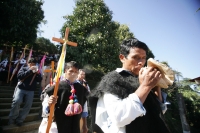 Miércoles 22 de diciembre.  (40 fotos) Indígenas  tsotsiles de las diferentes regiones de los altos de Chiapas, participan en la procesión entre las comunidades de San Pedro Chenalho hacia Acteal donde se realizo la celebración eucarística al cumplirse 13
