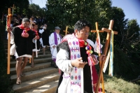 Miércoles 22 de diciembre.  (40 fotos) Indígenas  tsotsiles de las diferentes regiones de los altos de Chiapas, participan en la procesión entre las comunidades de San Pedro Chenalho hacia Acteal donde se realizo la celebración eucarística al cumplirse 13