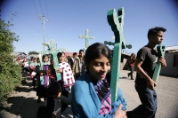 Miércoles 22 de diciembre.  (40 fotos) Indígenas  tsotsiles de las diferentes regiones de los altos de Chiapas, participan en la procesión entre las comunidades de San Pedro Chenalho hacia Acteal donde se realizo la celebración eucarística al cumplirse 13