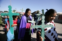 Miércoles 22 de diciembre.  (40 fotos) Indígenas  tsotsiles de las diferentes regiones de los altos de Chiapas, participan en la procesión entre las comunidades de San Pedro Chenalho hacia Acteal donde se realizo la celebración eucarística al cumplirse 13