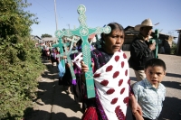 Miércoles 22 de diciembre.  (40 fotos) Indígenas  tsotsiles de las diferentes regiones de los altos de Chiapas, participan en la procesión entre las comunidades de San Pedro Chenalho hacia Acteal donde se realizo la celebración eucarística al cumplirse 13