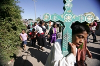 Miércoles 22 de diciembre.  (40 fotos) Indígenas  tsotsiles de las diferentes regiones de los altos de Chiapas, participan en la procesión entre las comunidades de San Pedro Chenalho hacia Acteal donde se realizo la celebración eucarística al cumplirse 13