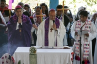 Miércoles 22 de diciembre. (40 fotos) Indígenas tsotsiles de las diferentes regiones de los altos de Chiapas, participan en la procesión entre las comunidades de San Pedro Chenalho hacia Acteal donde se realizo la celebración eucarística al cumplirse 13 a