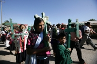 Miércoles 22 de diciembre.  (40 fotos) Indígenas  tsotsiles de las diferentes regiones de los altos de Chiapas, participan en la procesión entre las comunidades de San Pedro Chenalho hacia Acteal donde se realizo la celebración eucarística al cumplirse 13