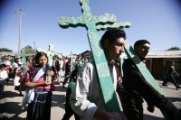 Miércoles 22 de diciembre.  (40 fotos) Indígenas  tsotsiles de las diferentes regiones de los altos de Chiapas, participan en la procesión entre las comunidades de San Pedro Chenalho hacia Acteal donde se realizo la celebración eucarística al cumplirse 13