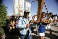 Miércoles 22 de diciembre.  (40 fotos) Indígenas  tsotsiles de las diferentes regiones de los altos de Chiapas, participan en la procesión entre las comunidades de San Pedro Chenalho hacia Acteal donde se realizo la celebración eucarística al cumplirse 13