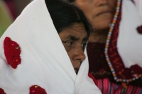 Miércoles 22 de diciembre. (40 fotos) Indígenas tsotsiles de las diferentes regiones de los altos de Chiapas, participan en la procesión entre las comunidades de San Pedro Chenalho hacia Acteal donde se realizo la celebración eucarística al cumplirse 13 a