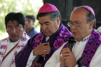 Miércoles 22 de diciembre. (40 fotos) Indígenas tsotsiles de las diferentes regiones de los altos de Chiapas, participan en la procesión entre las comunidades de San Pedro Chenalho hacia Acteal donde se realizo la celebración eucarística al cumplirse 13 a