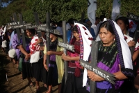 Lunes 22 de diciembre del 2014. San Pedro Chenalho. Al cumplirse 17 años de la masacre de 45 indÃgenas tsotsiles en la comunidad Acteal en la Zona Altos de Chiapas, estudiantes de ayotzinapa realizan una representación de los muertos por la represión soci Lunes 22 de diciembre del 2014. San Pedro Chenalho. Al cumplirse 17 años de la masacre de 45 indÃgenas tsotsiles en la comunidad Acteal en la Zona Altos de Chiapas, estudiantes de ayotzinapa realizan una representación de los muertos por la represión soci