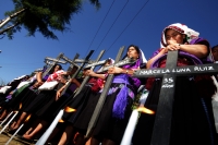 Lunes 22 de diciembre del 2014. San Pedro Chenalho. Al cumplirse 17 años de la masacre de 45 indígenas tsotsiles en la comunidad Acteal en la Zona Altos de Chiapas, estudiantes de ayotzinapa realizan una representación de los muertos por la represión soci