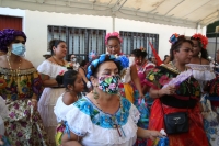 20210426. Chiapa de Corzo. El cuerpo de Doña Esther Noriega es despedido por su pandilla esta tarde antes de ser trasladada al panteón municipal