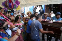20210426. Chiapa de Corzo. El cuerpo de Doña Esther Noriega es despedido por su pandilla esta tarde antes de ser trasladada al panteón municipal