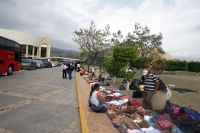 Estudiantes de varios estados del país llegan a Tuxtla Gutiérrez donde participan en el Encuentro Internacional de Administración en donde pudieron conocer el comercio informal instalado en las afueras del Poliforum.