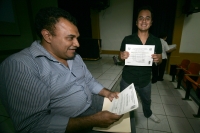 Lunes 25 de octubre. Los estudiantes de ciencias de la comunicación de la UNACH reciben los reconocimientos por la participación en la exposición fotográfica Erendira inaugurada esta mañana.