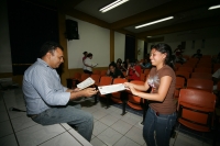 Lunes 25 de octubre. Los estudiantes de ciencias de la comunicación de la UNACH reciben los reconocimientos por la participación en la exposición fotográfica Erendira inaugurada esta mañana.