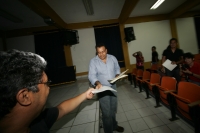 Lunes 25 de octubre. Los estudiantes de ciencias de la comunicación de la UNACH reciben los reconocimientos por la participación en la exposición fotográfica Erendira inaugurada esta mañana.