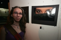 Lunes 25 de octubre. Los estudiantes de ciencias de la comunicación de la UNACH reciben los reconocimientos por la participación en la exposición fotográfica Erendira inaugurada esta mañana.