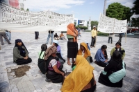 Miércoles 29 de septiembre. Indígenas Chamulas protestan este medio día en la plaza central de Tuxtla para exigir que sean liberados los recursos de las indemnizaciones para las familias que fueron afectadas por la ampliación de la carretera entre San Cri
