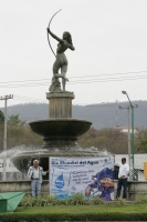 Un ciclista interrumpe a los trabajadores quienes reparten cubetas durante las celebraciones del Día Mundial del Agua para exigirles que sea regularizado el servicio de agua potable en el oriente de esta ciudad.