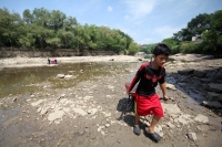 Jueves 27 de julio del 2017. Chiapa de Corzo. El nivel de las aguas del rio Grijalva continúa ofreciendo paisajes de lodo y piedra mientras que las deficiencias en el abasto de agua sigue siendo deficiente en Tuxtla.