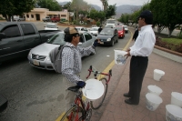 Un ciclista interrumpe a los trabajadores quienes reparten cubetas durante las celebraciones del DÃa Mundial del Agua para exigirles que sea regularizado el servicio de agua potable en el oriente de esta ciudad. Un ciclista interrumpe a los trabajadores quienes reparten cubetas durante las celebraciones del DÃa Mundial del Agua para exigirles que sea regularizado el servicio de agua potable en el oriente de esta ciudad.