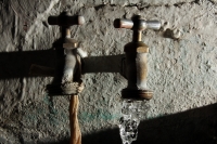 Miércoles 27 de julio del 2012. Tuxtla Gutiérrez, Chiapas. Los pobladores de las colonias populares de la ciudad temen el desabasto del agua potable al trascender en los medios de comunicación el adeudo millonario que SMAPA mantiene con CFE.