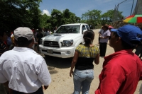 Jueves 27 de junio del 2013. Chiapa de Corzo, Chiapas. Habitantes de colonias populares de Chiapa de Corzo se manifiestan con cubatas para exigir el líquido en las entradas de las instalaciones del Sistema de Bombeo Hídrico Ciudad del Agua después de perm