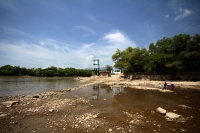 Jueves 27 de julio del 2017. Chiapa de Corzo. El nivel de las aguas del rio Grijalva continúa ofreciendo paisajes de lodo y piedra mientras que las deficiencias en el abasto de agua sigue siendo deficiente en Tuxtla. Jueves 27 de julio del 2017. Chiapa de Corzo. El nivel de las aguas del rio Grijalva continúa ofreciendo paisajes de lodo y piedra mientras que las deficiencias en el abasto de agua sigue siendo deficiente en Tuxtla.