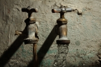 Miércoles 27 de julio del 2012. Tuxtla Gutiérrez, Chiapas. Los pobladores de las colonias populares de la ciudad temen el desabasto del agua potable al trascender en los medios de comunicación el adeudo millonario que SMAPA mantiene con CFE.