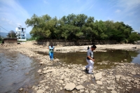 Jueves 27 de julio del 2017. Chiapa de Corzo. El nivel de las aguas del rio Grijalva continúa ofreciendo paisajes de lodo y piedra mientras que las deficiencias en el abasto de agua sigue siendo deficiente en Tuxtla.