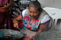 Domingo 6 de septiembre del 2020. Tuxtla Gutiérrez. La comunidad Zoques prepara con solemnidad y veneración los objetos de las imágenes religiosas que servirán durante las fiestas tradicionales de la Virgen del Rosario Domingo 6 de septiembre del 2020. Tuxtla Gutiérrez. La comunidad Zoques prepara con solemnidad y veneración los objetos de las imágenes religiosas que servirán durante las fiestas tradicionales de la Virgen del Rosario