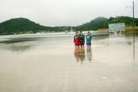 Martes 6 de octubre. Habitantes es de la comunidad Aguacatenango ubicada entre los municipios de San Cristóbal de las Casas uy Venustiano Carranza sufren de la inundación de la carretera que comunica estas localidades desde hace varias semanas cuando las 