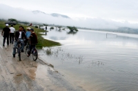 Martes 6 de octubre. Habitantes es de la comunidad Aguacatenango ubicada entre los municipios de San Cristóbal de las Casas uy Venustiano Carranza sufren de la inundación de la carretera que comunica estas localidades desde hace varias semanas cuando las 